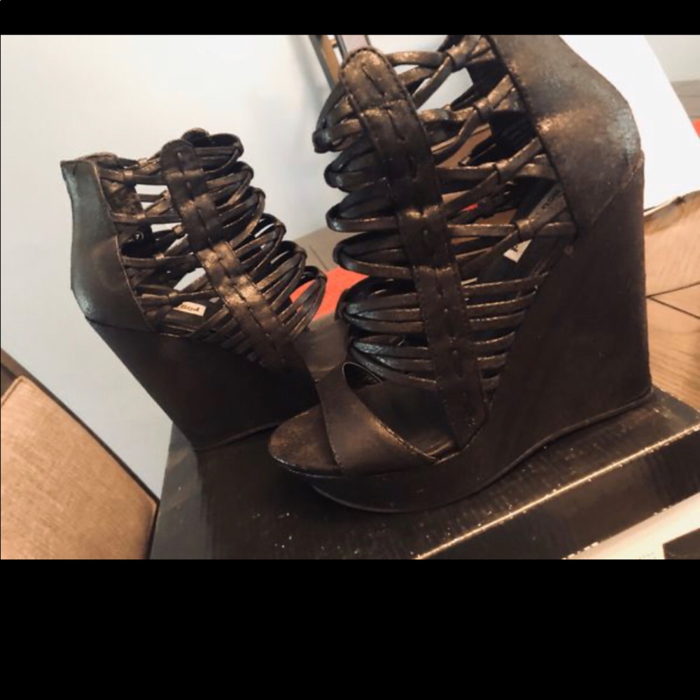 Buckle Wedges